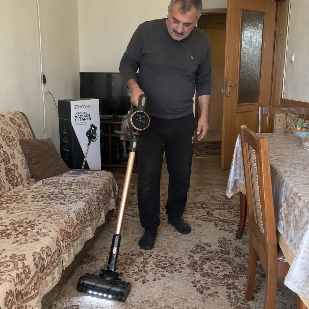 Cliente che aspira un tappeto con Zenvac e fari LED accesi